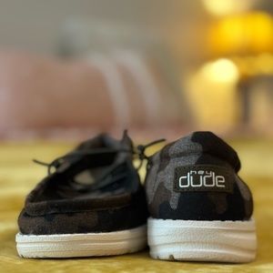 Hey Dude Wally Linen Youth in Camo, slip-on kids shoe. Size Y1-L2